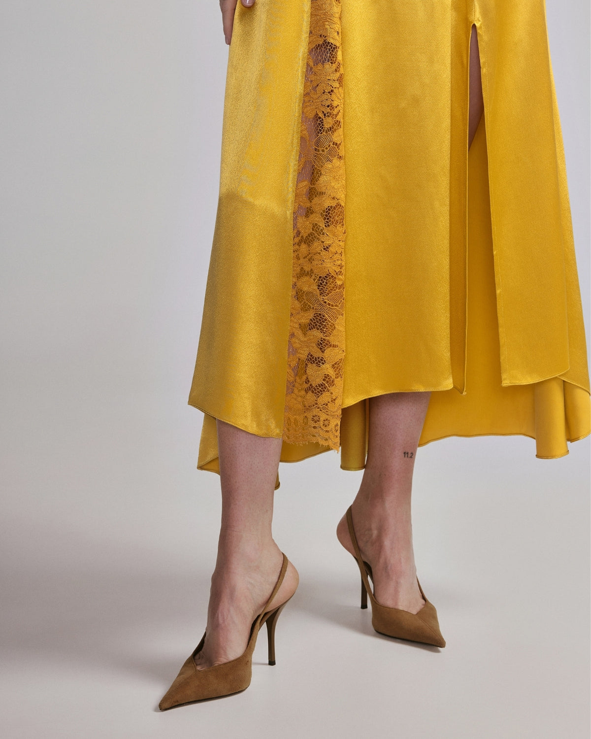 Vestido Slip Dress de Cetim Mostarda