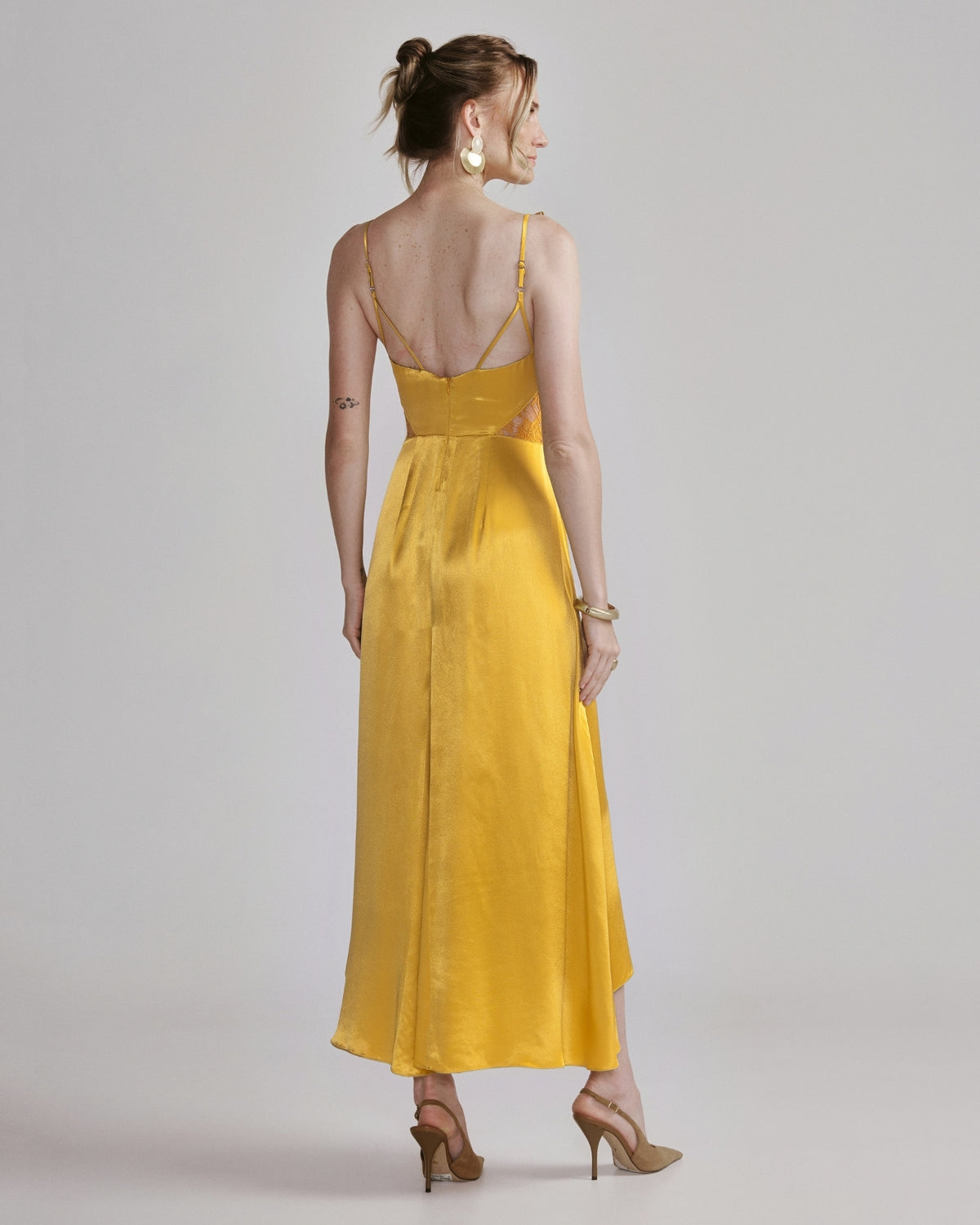 Vestido Slip Dress de Cetim Mostarda
