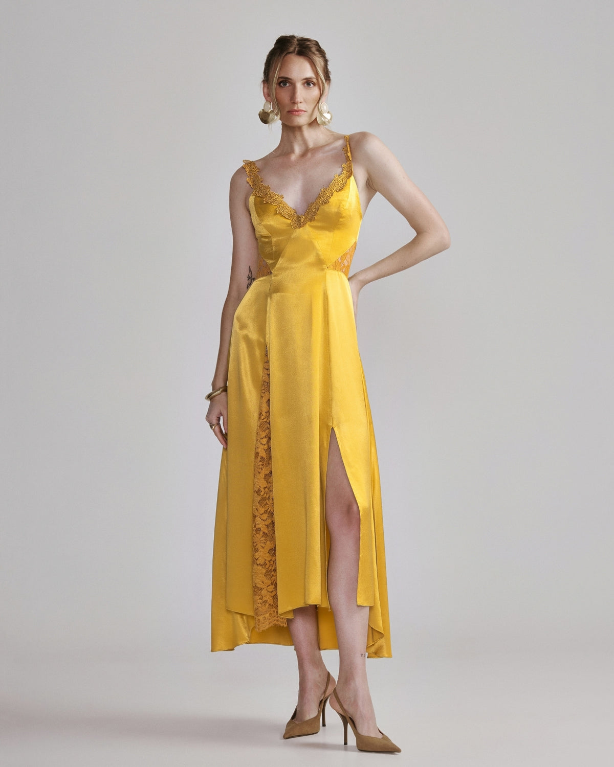 Vestido Slip Dress de Cetim Mostarda