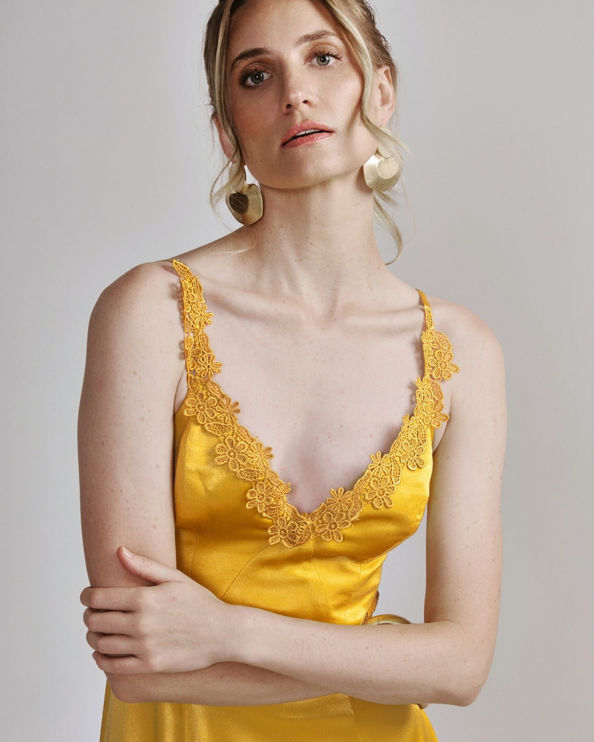 Vestido Slip Dress de Cetim Mostarda