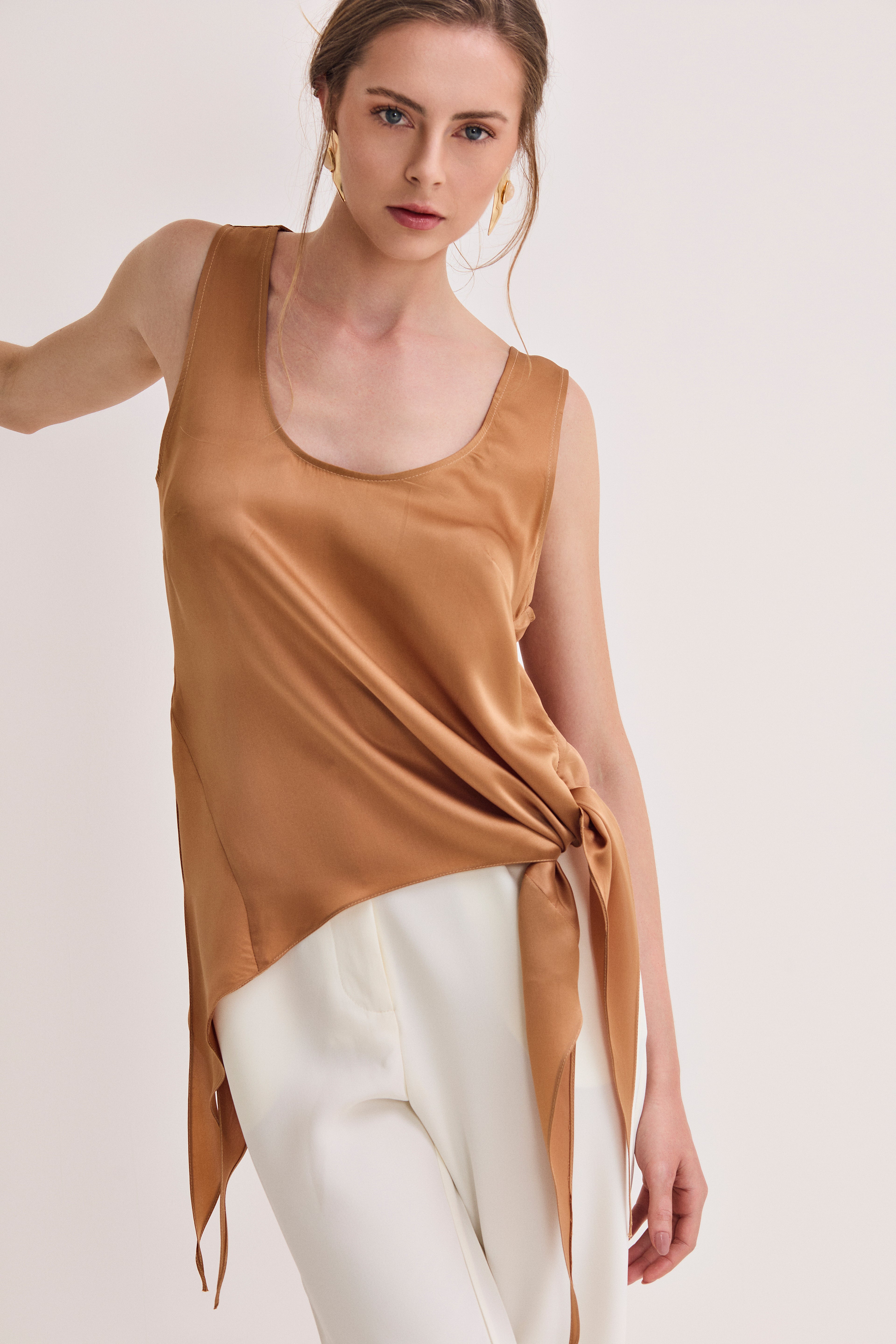 Regata Seda Silêncio Marrom