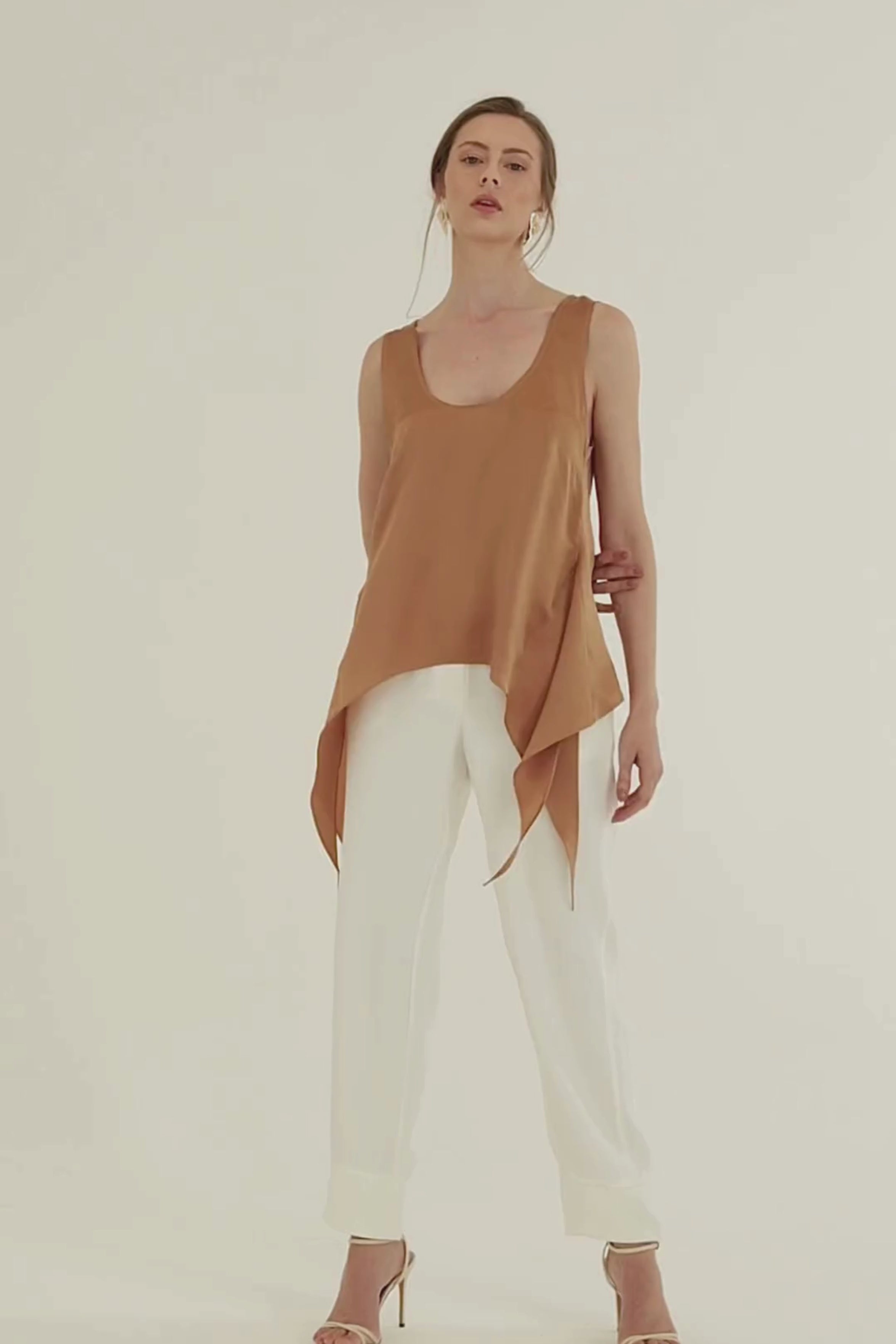 Regata Seda Silêncio Marrom